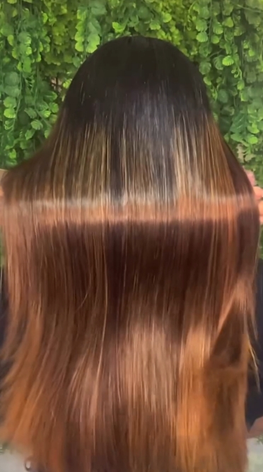Cabelo longo e liso com raiz castanha e pontas caramelizadas, brilho espelhado