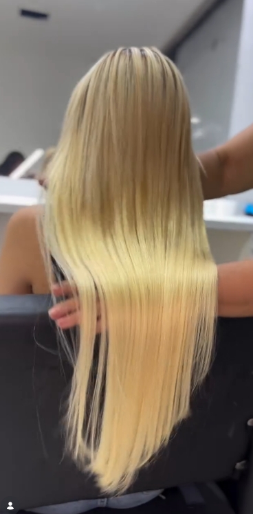 Mega hair loiro muito longo e alinhado visto por trás