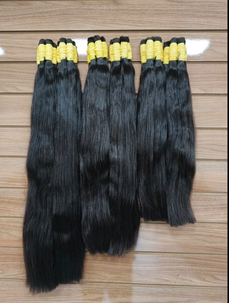Seis feixes de mega hair preto liso em um expositor de madeira, em três comprimentos diferentes